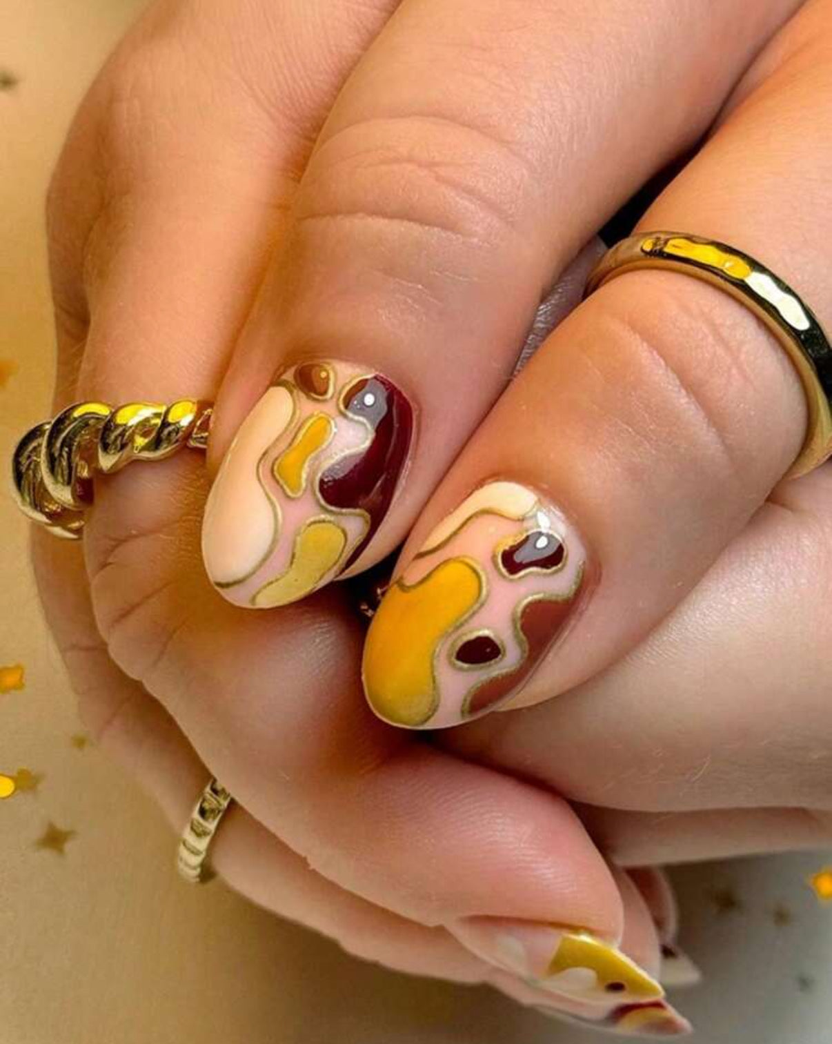 24pc Round Nails Retro-Inspired abstract with yellows reds and whites - Press-on Express