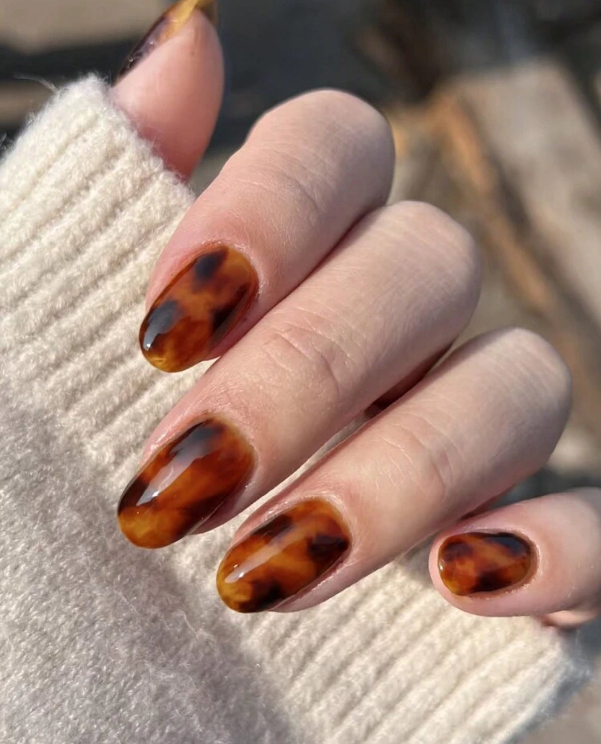 24pc round nails in classic amber tortoise shell design - Press-on Express