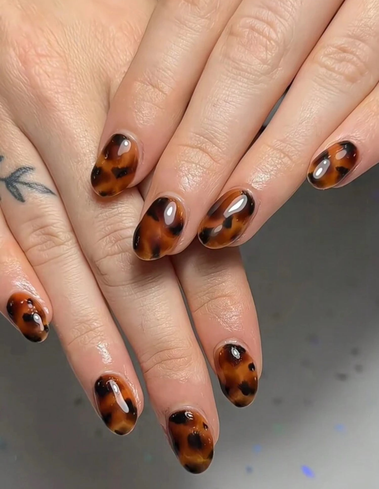 24pc round nails in classic amber tortoise shell design - Press-on Express