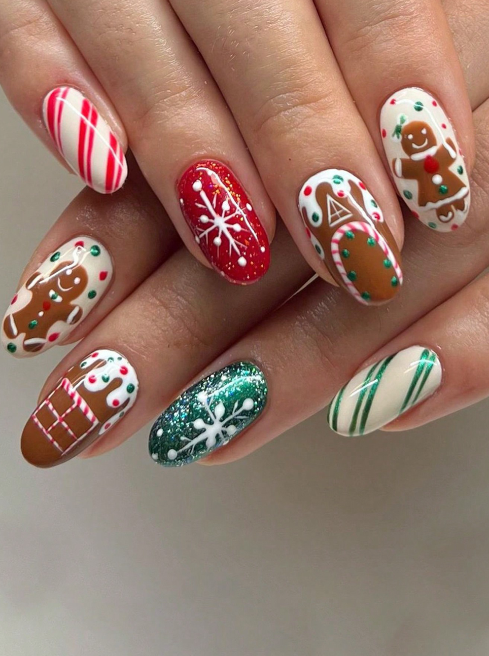 24Pc Round Holiday Nails set in red, White & Green with Gingerbread Designs - Press-on Express